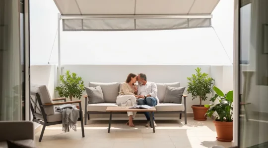 Terraza residencial española con toldo cofre desplegado creando zona de sombra